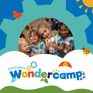 Explore el programa de verano Wondercamp con cuatro niñas sonrientes